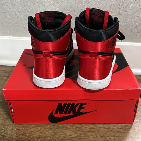 Jordan 1 Retro Hi OG ‘Satin Bred’ 2023 - Picture 4 of 7